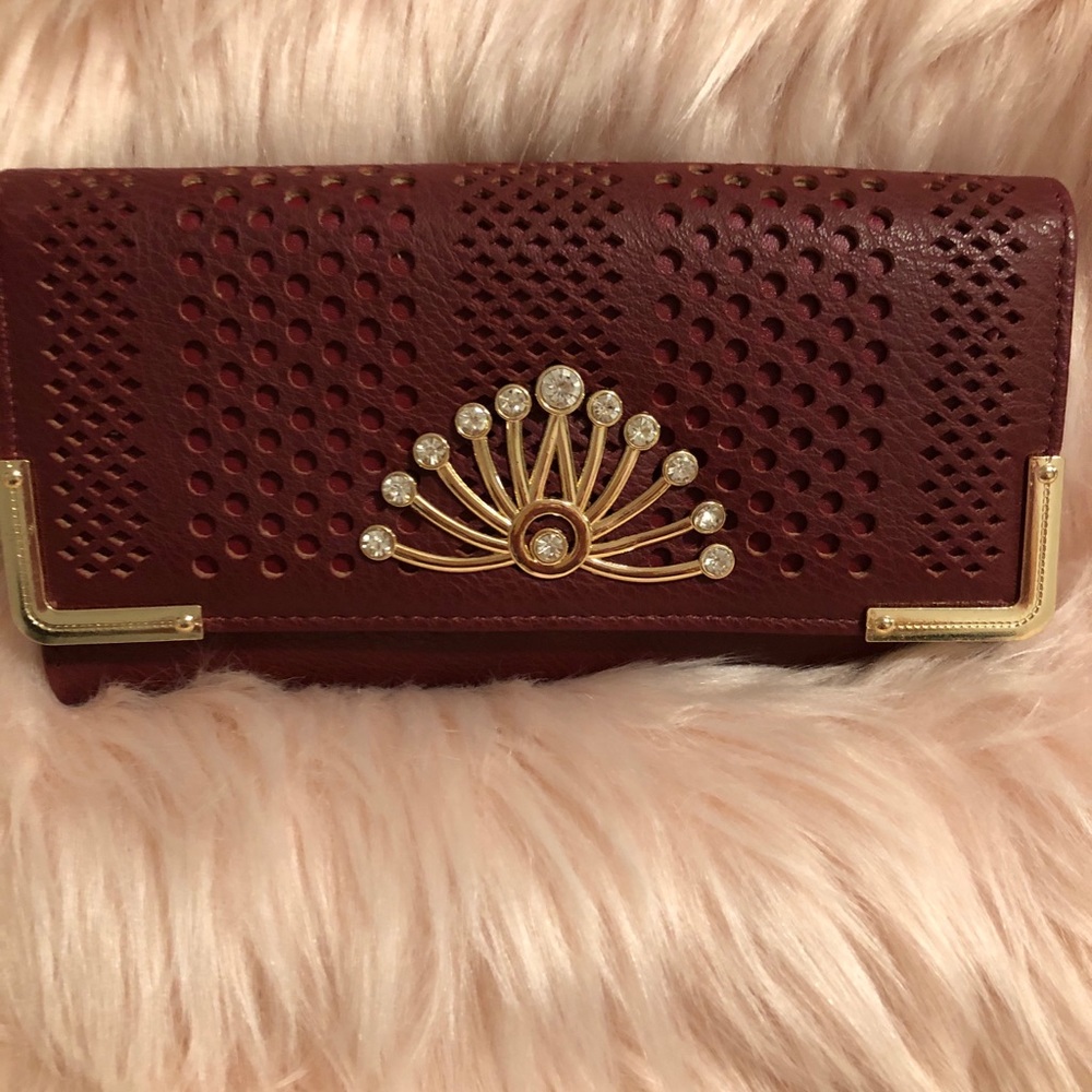 Women’s maroon color leather wallet